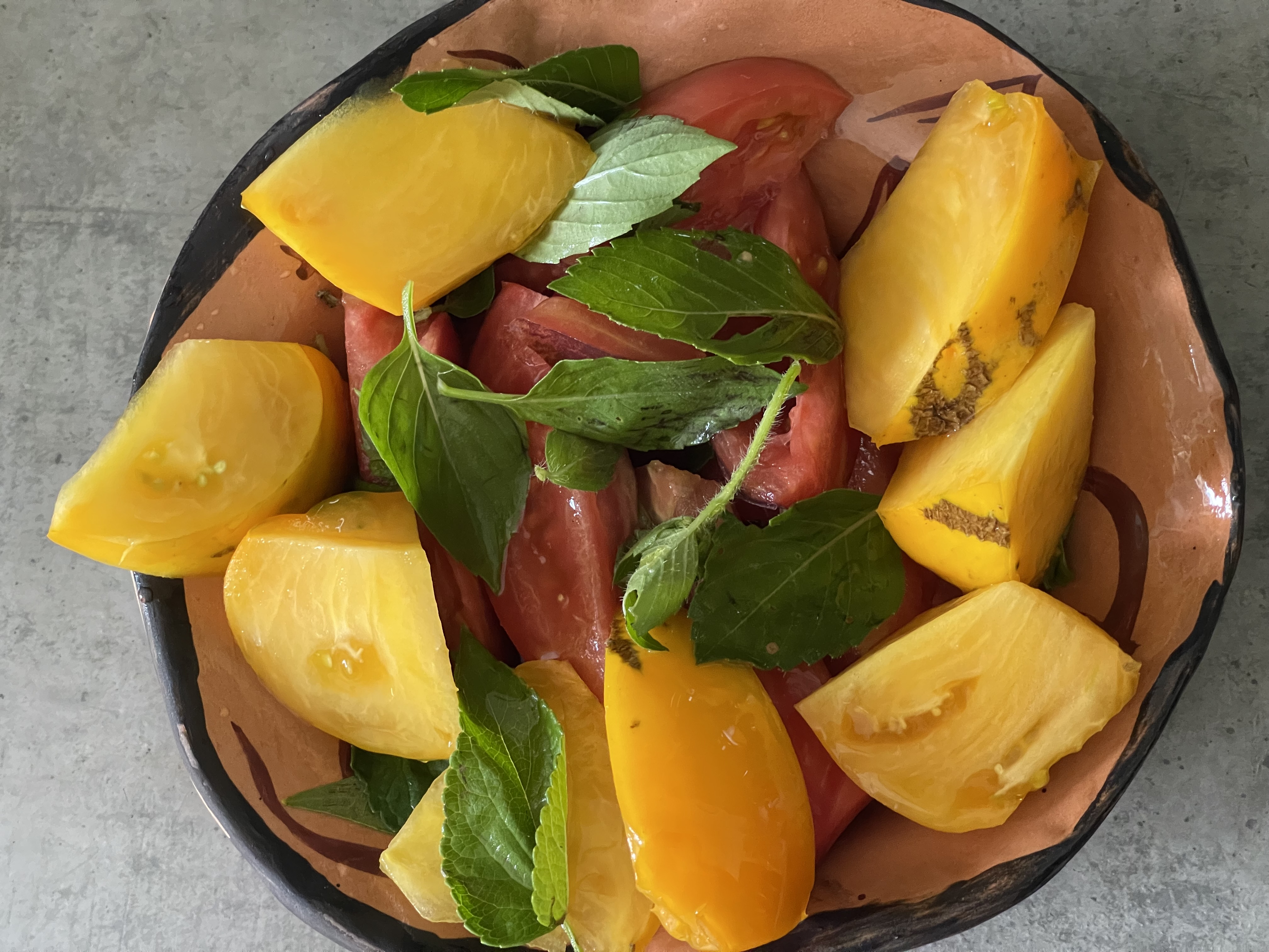 Bol cu salată și legume crescute organic